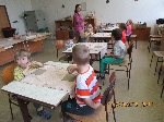 Výroba dárečků ke Dni matek - keramika v ZŠ - třída mladších dětí