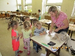 Výroba dárečků ke Dni matek - keramika v ZŠ - třída mladších dětí