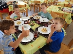 Předškoláci ve školní jídelně