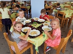 Předškoláci ve školní jídelně