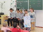 Šesťáci čtou v první třídě